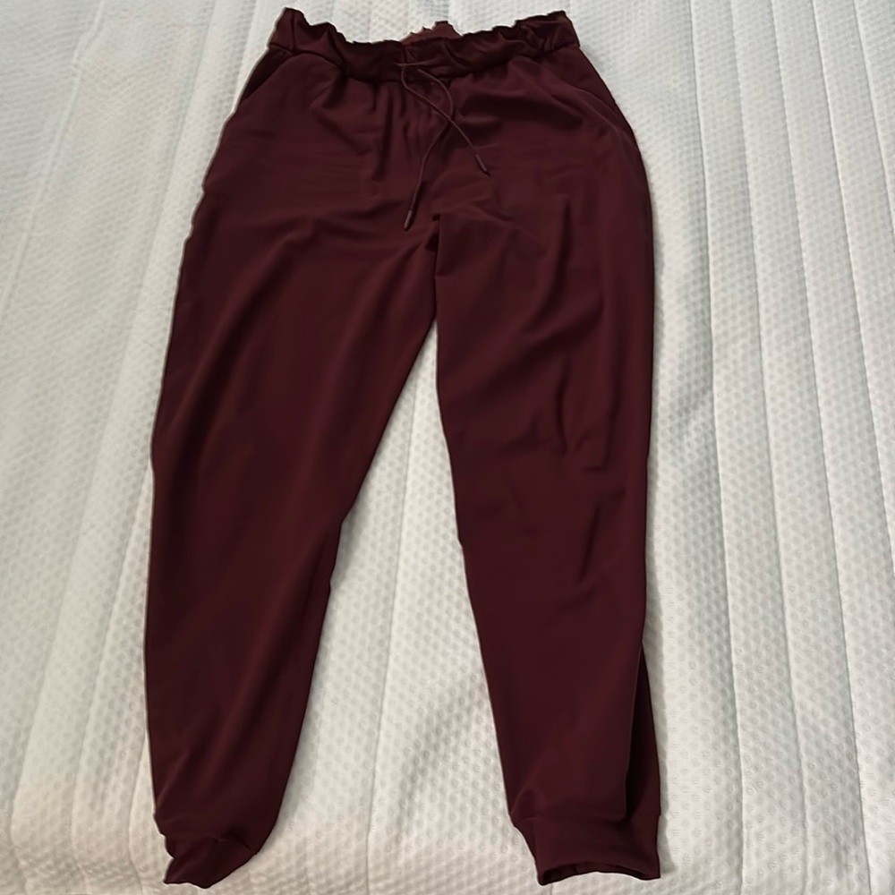 Lululemon On The Fly Jogger red merlot size 8 burgundy activewear fitness